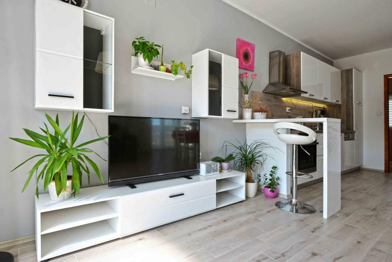 Apartment Kristina Murter Bagian luar foto