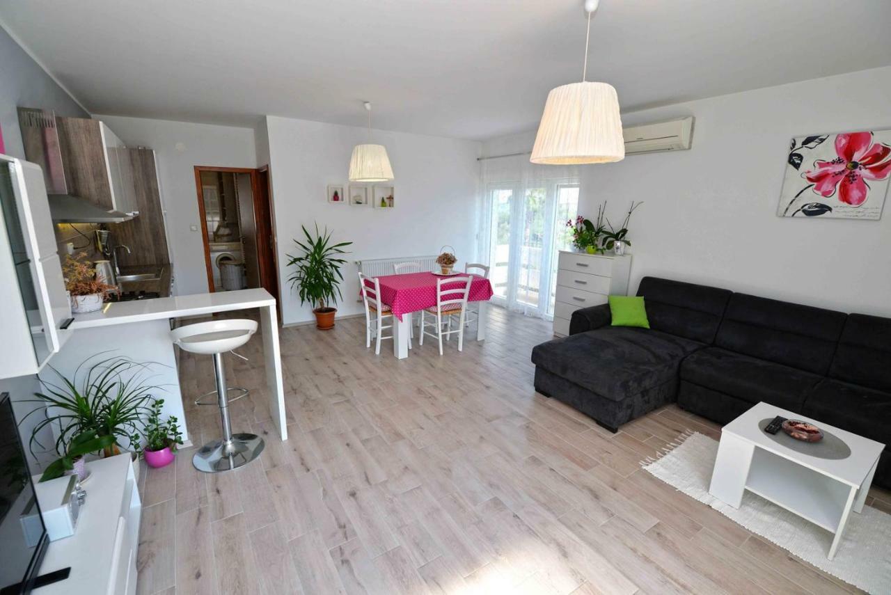 Apartment Kristina Murter Bagian luar foto