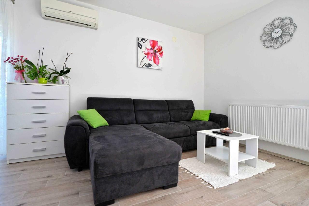 Apartment Kristina Murter Bagian luar foto