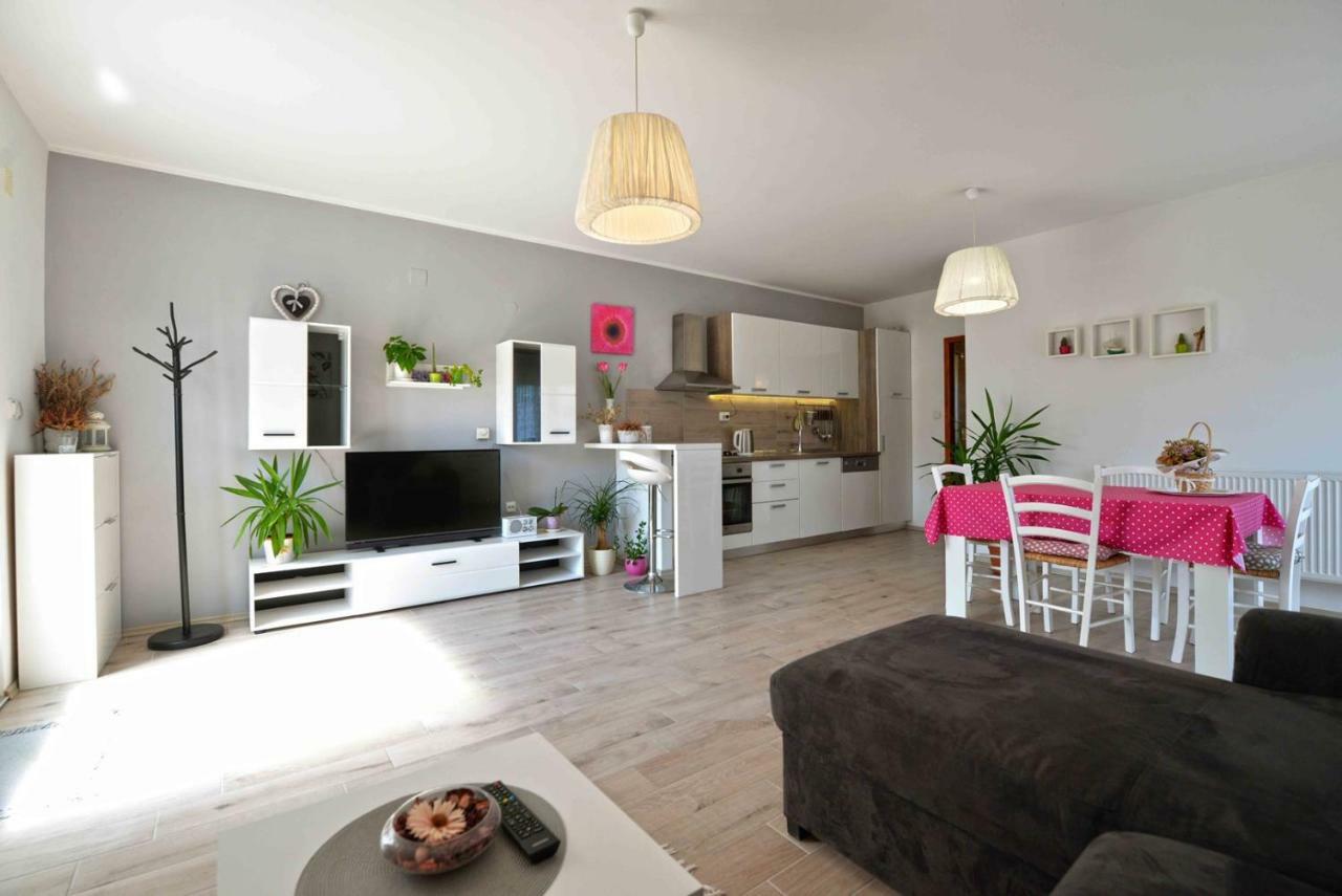 Apartment Kristina Murter Bagian luar foto