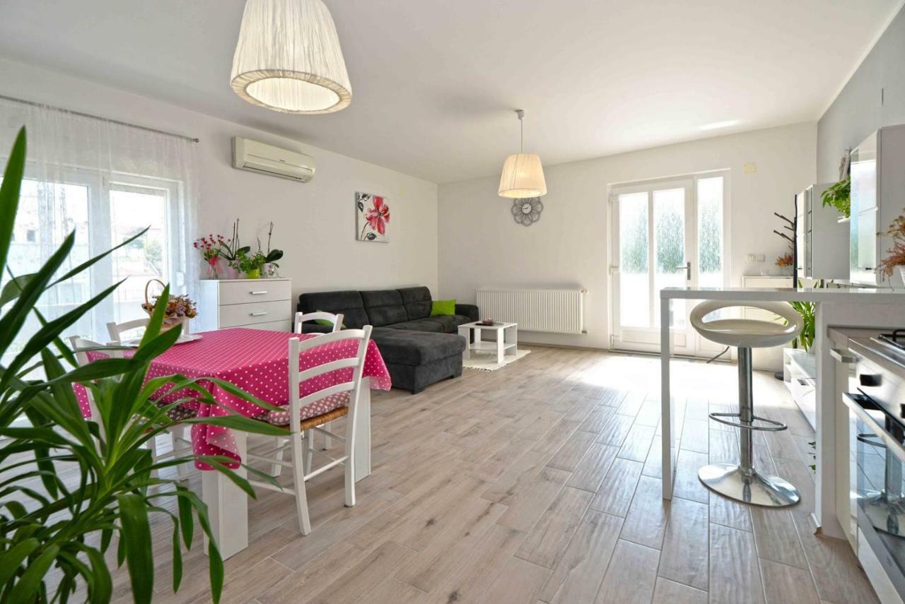 Apartment Kristina Murter Bagian luar foto